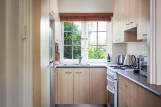 Chic Apartment with Sun Lounge Near Manly Beach - 7