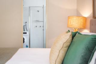 Chic Apartment with Sun Lounge Near Manly Beach - 2