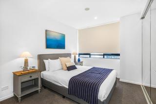 Surfers Paradise 2-Bed Near Beach with Pool & Gym - 4