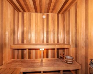 Surfers Paradise 2-Bed Near Beach with Pool & Gym - 2