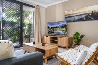 2-Bed Family Haven with Pools BBQ & Playgrounds - 8