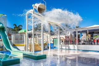 2-Bed Family Haven with Pools BBQ & Playgrounds - 1