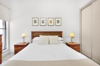 2-Bed Apartment with Parking & Balcony Near Trains - 9