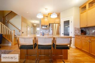 Social Retreat 15min to West Edmonton Mall with Hot Tub, Games Room & King Ensuite - 3