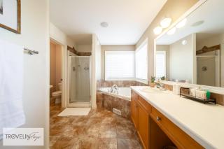 Social Retreat 15min to West Edmonton Mall with Hot Tub, Games Room & King Ensuite - 6