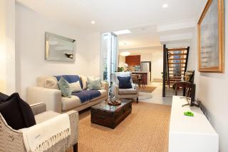 Spacious 3-Bed Family House with Courtyard - 4