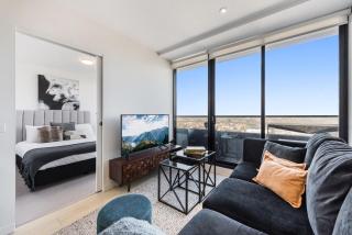 Chic 1-Bed with City Views Parking Gym & Pool - 0