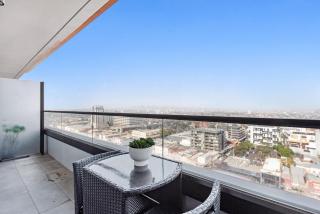 Chic 1-Bed with City Views Parking Gym & Pool - 9