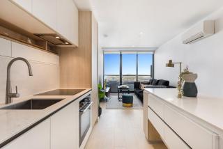 Chic 1-Bed with City Views Parking Gym & Pool - 2