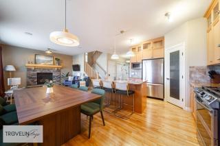 Social Retreat 15min to West Edmonton Mall with Hot Tub, Games Room & King Ensuite - 8