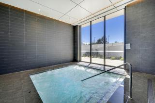 Modern 1-Bed Apartment With Parking, Pool and Gym - 4