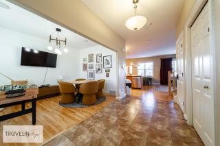 Social Retreat 15min to West Edmonton Mall with Hot Tub, Games Room & King Ensuite - 2