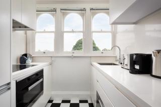 Executive Studio With Patio Near Trains - 6