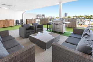 Spacious 2-Bed Unit With Balcony Next to The Gabba - 4