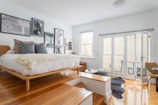 Historic Art-filled Studio Close to Transport - 9