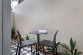 Historic Art-filled Studio Close to Transport - 5