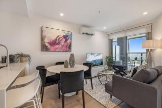 Chic 1-Bed with Parking, Gym, Pool & City Views - 5