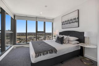 Chic 1-Bed with Parking, Gym, Pool & City Views - 8