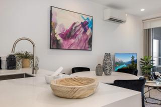 Chic 1-Bed with Parking, Gym, Pool & City Views - 3