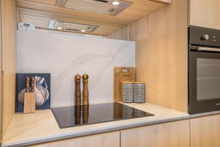 Chic 1-Bed with Parking, Gym, Pool & City Views - 2