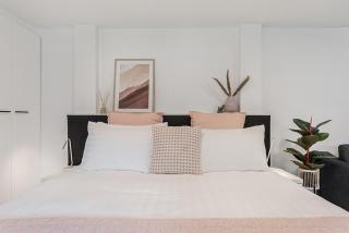 Comfy Studio near Racecourse, Dining & CBD Trains - 3