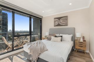 Stylish Arts Precinct Unit with Fabulous Views - 9