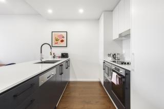 Boutique Unit with Huge Terrace near Cafes & Shops - 7