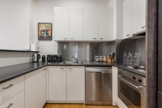 Beautiful 2-Storey Unit with Balcony near Smith St - 9
