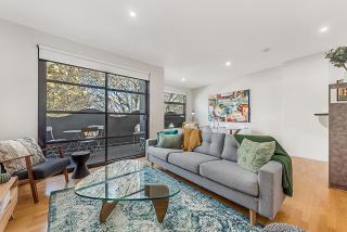 Beautiful 2-Storey Unit with Balcony near Smith St - 5