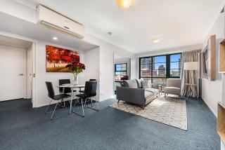 Family Unit with Balcony, Free Trams to CBD Sights - 8
