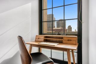 Family Unit with Balcony, Free Trams to CBD Sights - 6