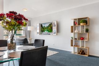 Family Unit with Balcony, Free Trams to CBD Sights - 3