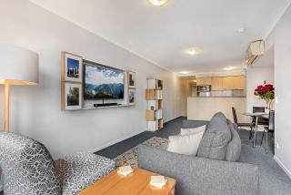 Family Unit with Balcony, Free Trams to CBD Sights - 2