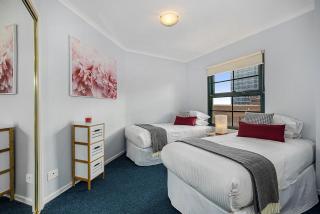 Family Unit with Balcony, Free Trams to CBD Sights - 1