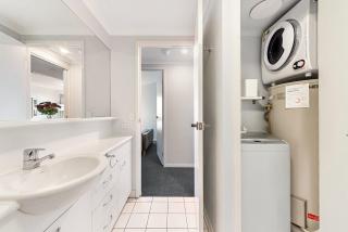 Family Unit with Balcony, Free Trams to CBD Sights - 1