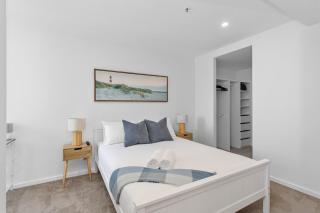 Central 2-Bed with Gym, BBQ & Stunning Views - 1