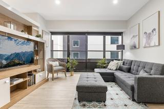 Executive Unit with Pool and Gym near Riverfront - 0