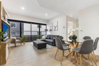 Executive Unit with Pool and Gym near Riverfront - 5