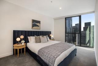 Modern City Apartment With Stunning CBD Views - 8