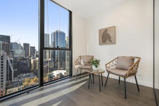 Modern City Apartment With Stunning CBD Views - 7