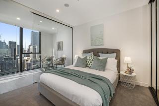 Modern City Apartment With Stunning CBD Views - 6