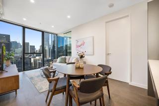 Modern City Apartment With Stunning CBD Views - 4