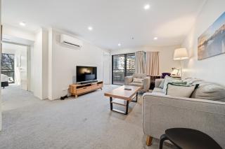 Central 2-bed Apartment with Pool, Gym and Spa - 9