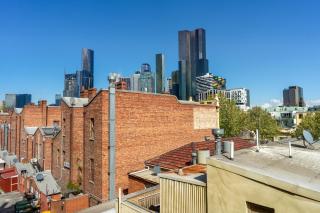 Spacious City Stay Near Lygon Street Dining - 1