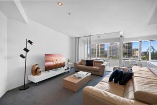 Scenic 2-Bed with Pool, Gym & Secure Parking - 0