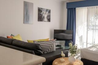 Seafront Getaway Studio, Great Location with Pool - 9