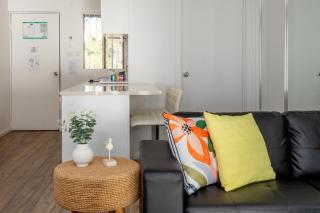 Seafront Getaway Studio, Great Location with Pool - 4