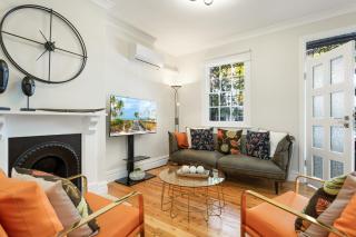 Beautiful 2-Bed Terrace House with Outdoor Areas - 5