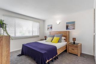 Cosy 2-Bedroom Seaside Unit Steps from Beach - 6