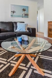 Cosy 2-Bedroom Seaside Unit Steps from Beach - 1